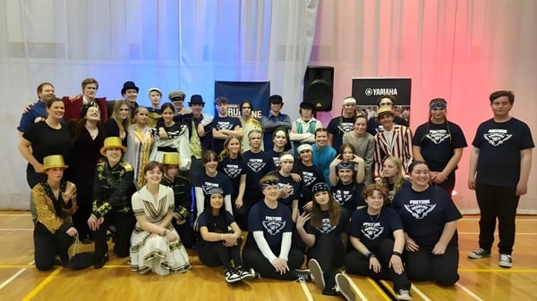 Un grupo de estudiantes se reúne para un evento en la A.L. Fortune Secondary School.