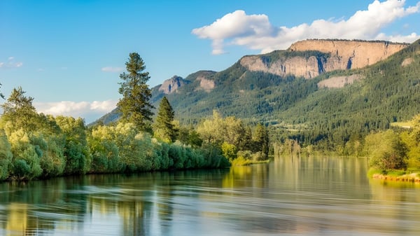 El tranquilo lago en medio de bosques y montañas en el terreno de la A.L. Fortune Secondary School.