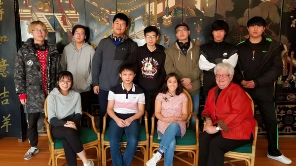 Un grupo de estudiantes está juntos en una sala decorativa en el campus de la Accelerated School.