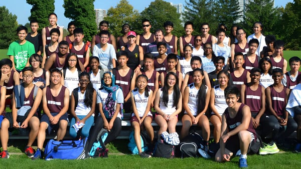 Estudiantes del Albert Campbell Collegiate Institute se reúnen en el parque en el campus escolar.
