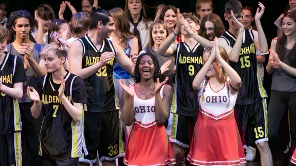 Un grupo de estudiantes celebra juntos en el terreno de la Aldenham School.
