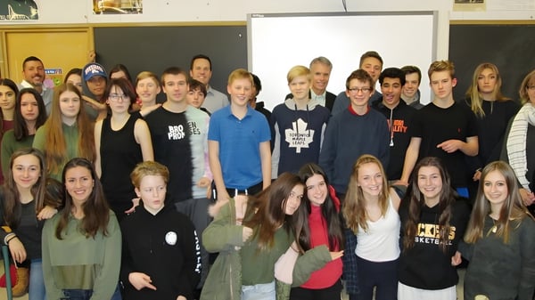 Un grupo de estudiantes posa juntos en un aula de la Aldershot High School.