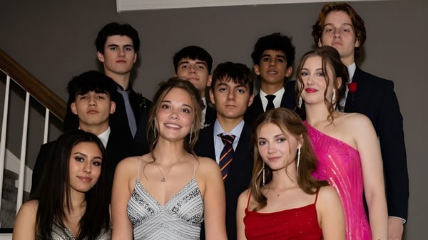Un grupo de estudiantes de la Andrews Osborne Academy posan juntos en un evento formal.