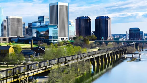 Vista de la moderna ciudad con rascacielos y un puente peatonal cerca de la A.R. MacNeill Secondary School.