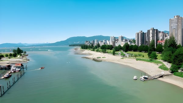 Vista de la ciudad costera con rascacielos y paseo marítimo desde el campus de la Argyle Secondary School.