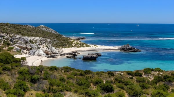 Un paisaje costero con rocas y agua turquesa cerca de la Armadale Senior High School.