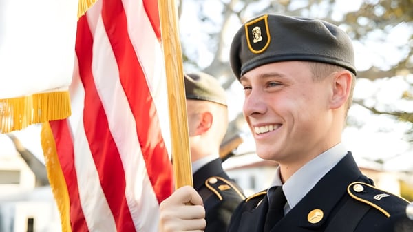 Un hombre en uniforme militar está junto a una bandera americana frente a un paisaje nevado en el terreno de la Army and Navy Academy.