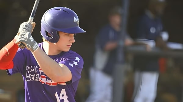 Un jugador de béisbol de la Athens Christian School está en el plato y se prepara para un golpe.
