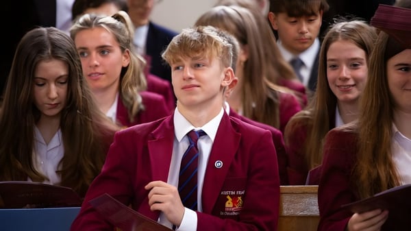 Un grupo de alumnos está junto en uniformes escolares en el campus de la Austin Friars School.
