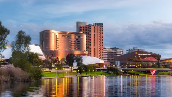 La vista de una ciudad moderna con grandes edificios y agua en primer plano desde el campus de la Australian Science and Mathematics School.