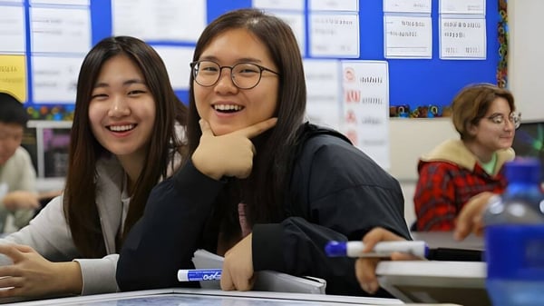 Dos estudiantes interactúan en el aula en el campus de Bakersfield Christian.