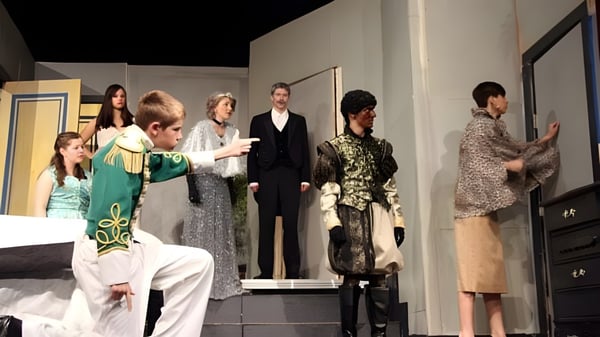 Un grupo de estudiantes de la Ballard High School está en diferentes vestidos formales y tradicionales en el pasillo.