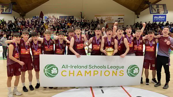 Un gran grupo de jóvenes atletas de la Ballymahon Vocational School celebra con un trofeo la victoria en la All-Ireland Schools League.