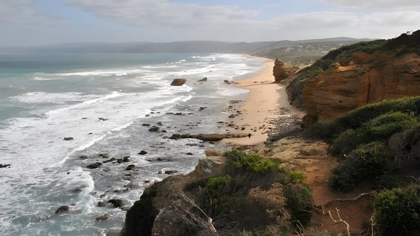 Un paisaje costero rocoso con un camino hacia la playa se puede ver en los alrededores de la Balmoral State High School.