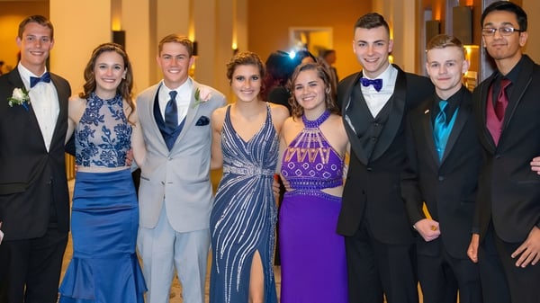 Un grupo de personas vestidas formalmente en un evento en el campus del Bantry Community College.