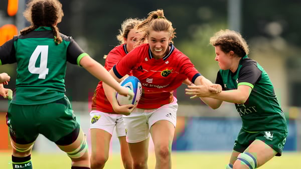 Estudiantes del Bantry Community College juegan un intenso partido de fútbol en el campo de deportes.