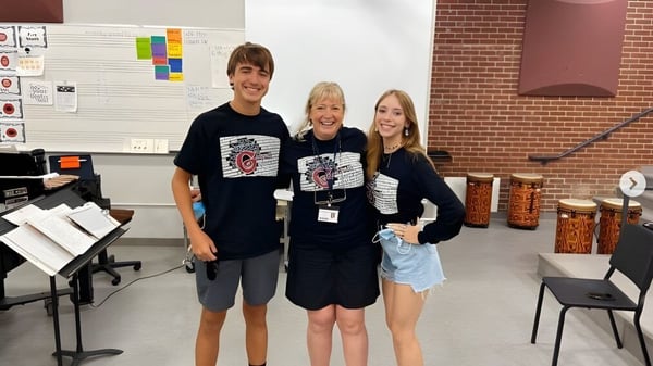 Tres estudiantes están juntos en un aula de la Beaver Area High School.