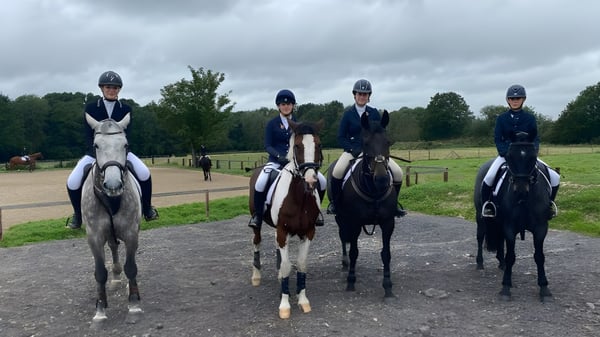Cuatro jinetes en equipo de equitación en un camino de campo en el terreno de la Bede's Senior School.