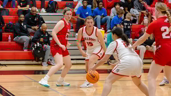 Un grupo de jugadoras de baloncesto de la Berean Baptist Academy compite en la cancha frente a espectadores.