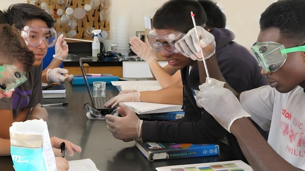 Un grupo de estudiantes trabaja conjuntamente en una mesa en el aula de Berkshire School.