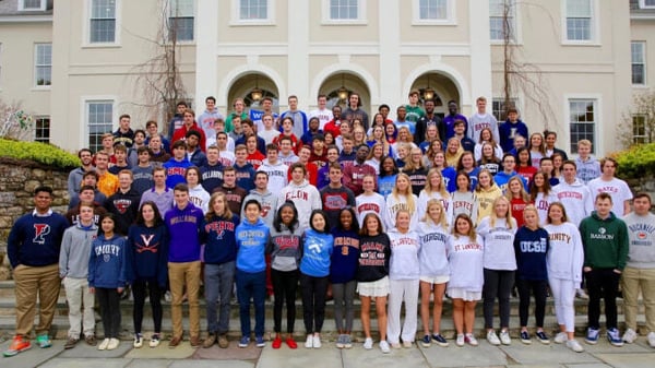 Un grupo de estudiantes se encuentra frente al edificio representativo de Berkshire School.