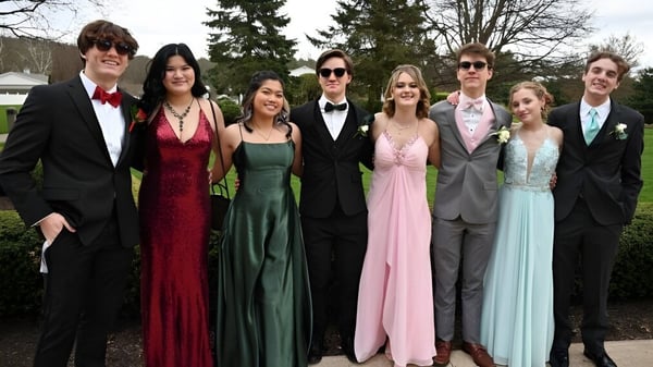 Un grupo de personas posando afuera frente a un edificio en el campus de la Bethany School.