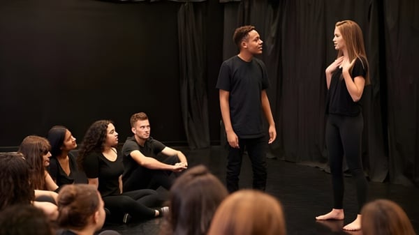 Un grupo de alumnas y alumnos de la Bethlehem High School se reúne en una sala de teatro.