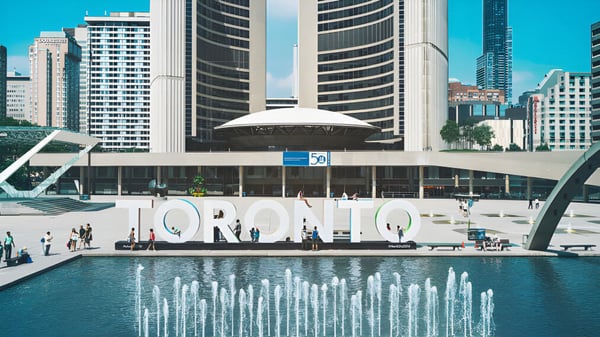 Moderna silueta urbana con rascacielos y una gran fuente en primer plano cerca del Birchmount Park Collegiate Institute.