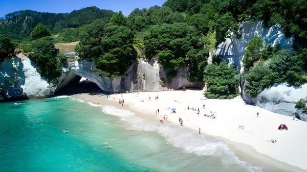 Un paisaje de playa pintoresco con acantilados y agua clara de color turquesa cerca del Birkenhead College.