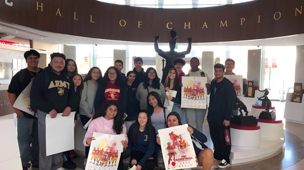 Un grupo de estudiantes de la Birmingham Community Charter High School posan frente al Hall of Champions en el museo.