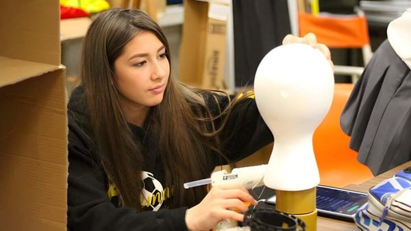 Una estudiante de la Bishop Alemany High School trabaja concentrada en el taller en una tarea práctica.
