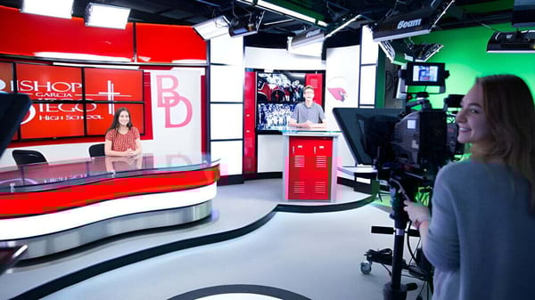 Un presentador de noticias está en el estudio de televisión en el campus de la Bishop Garcia Diego High School.
