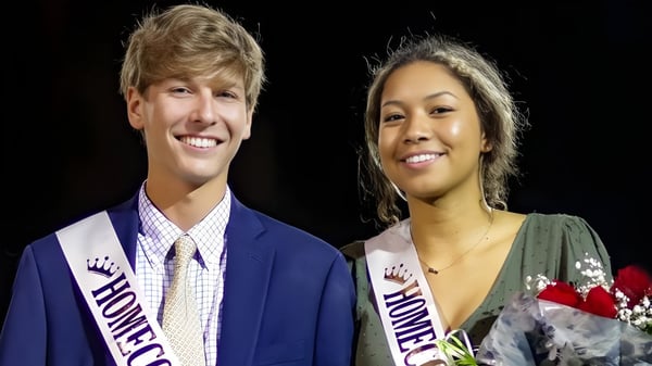 Dos alumnas y alumnos de la Bishop J Snyder High School llevan cintas de ganadores en una competencia.