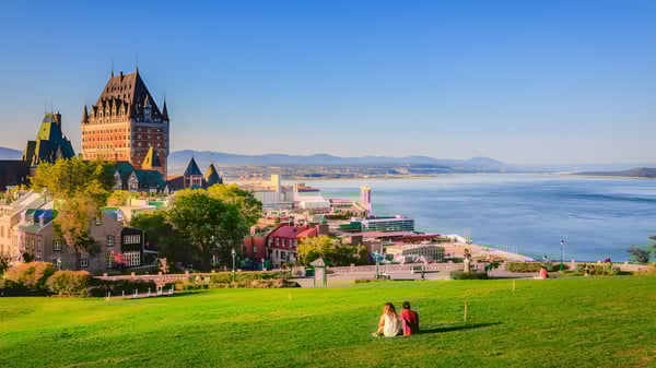 El horizonte con un edificio parecido a un castillo y agua cerca de Bishop’s College School.