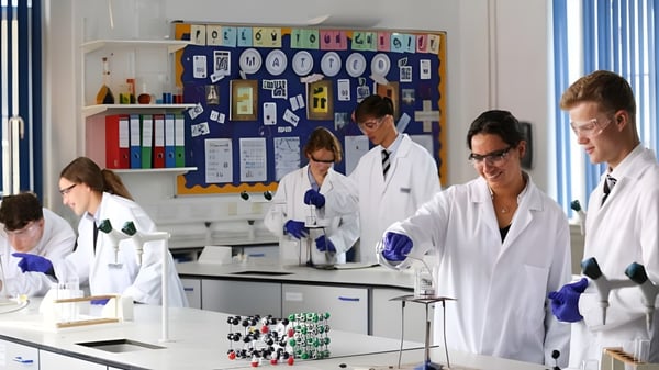 Estudiantes del Bishopstrow College trabajan en un laboratorio con equipo científico.