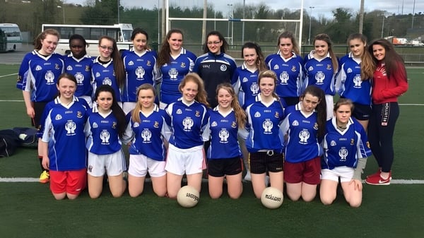 Un grupo de jóvenes futbolistas posa en el campo de deportes de la Blackwater Community School.