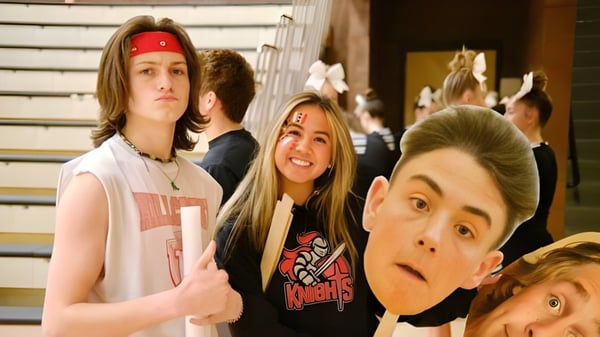 Un grupo de estudiantes del Bonneville Joint School District se reúne en un gimnasio.