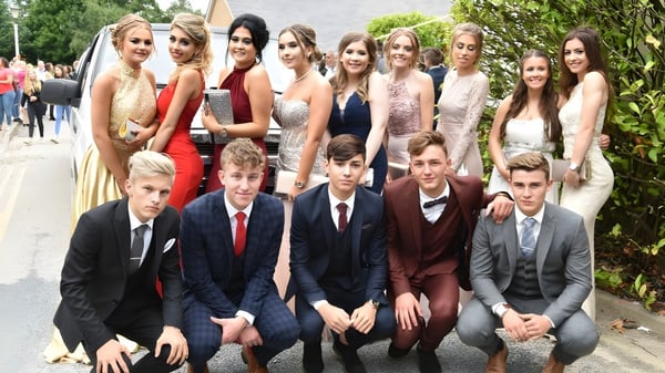 Un grupo de estudiantes de Bootham School posan juntos en un jardín.