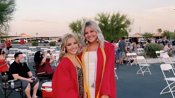 Dos estudiantes de la Boulder Creek High School están juntas en un evento al aire libre.
