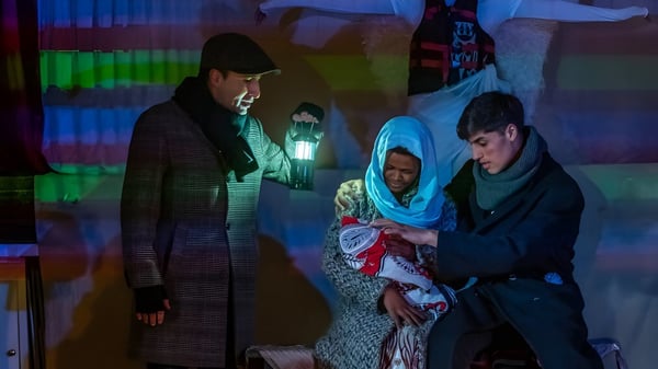 Tres personas están en una sala iluminada de colores en el campus del Bournemouth & Poole College.