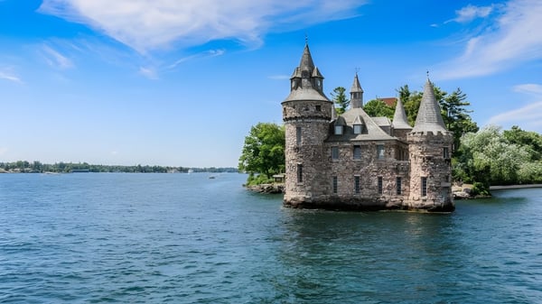 Un pintoresco castillo de piedra con torres en una pequeña isla en el lago cerca de la Bracebridge and Muskoka Lakes Secondary School.