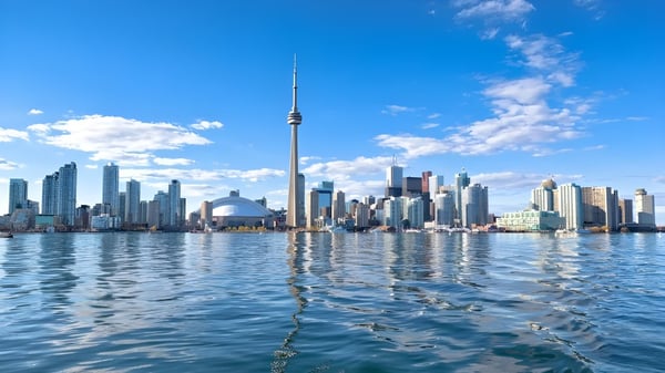 Vista de la silueta de Toronto con la Torre CN desde el Braemar College.