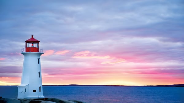 Un faro se encuentra al atardecer junto al agua cerca de la Brentwood College School.
