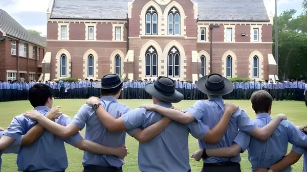 Estudiantes de la Brisbane Grammar School están frente a un gran edificio de ladrillo en estilo gótico.