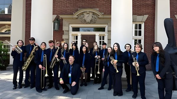 Un grupo de músicos está frente al edificio histórico de la Brocklehurst Secondary School.