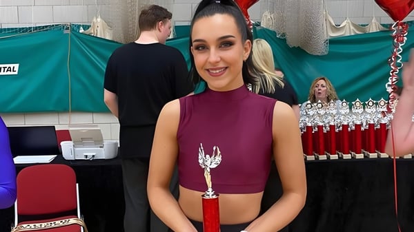 Una mujer sonriente está en una sala de eventos en el campus de la Bromsgrove School.