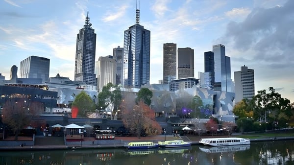Un paisaje urbano con rascacielos y frente al agua frente a la Bundaberg State High School.