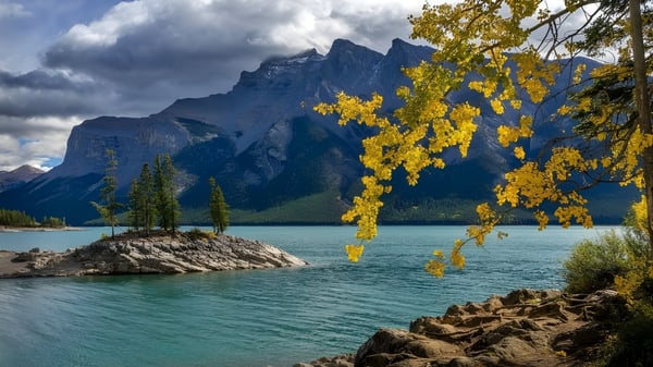 Un lago tranquilo con montañas y paisaje otoñal cerca de Burlington Central High School.