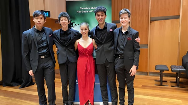 Un grupo de estudiantes de Burnside High School está vestido de forma formal en un evento escolar.