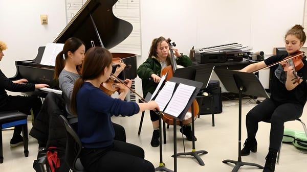 Estudiantes de la Cairine Wilson Secondary School tocan juntos varios instrumentos en el aula de música.